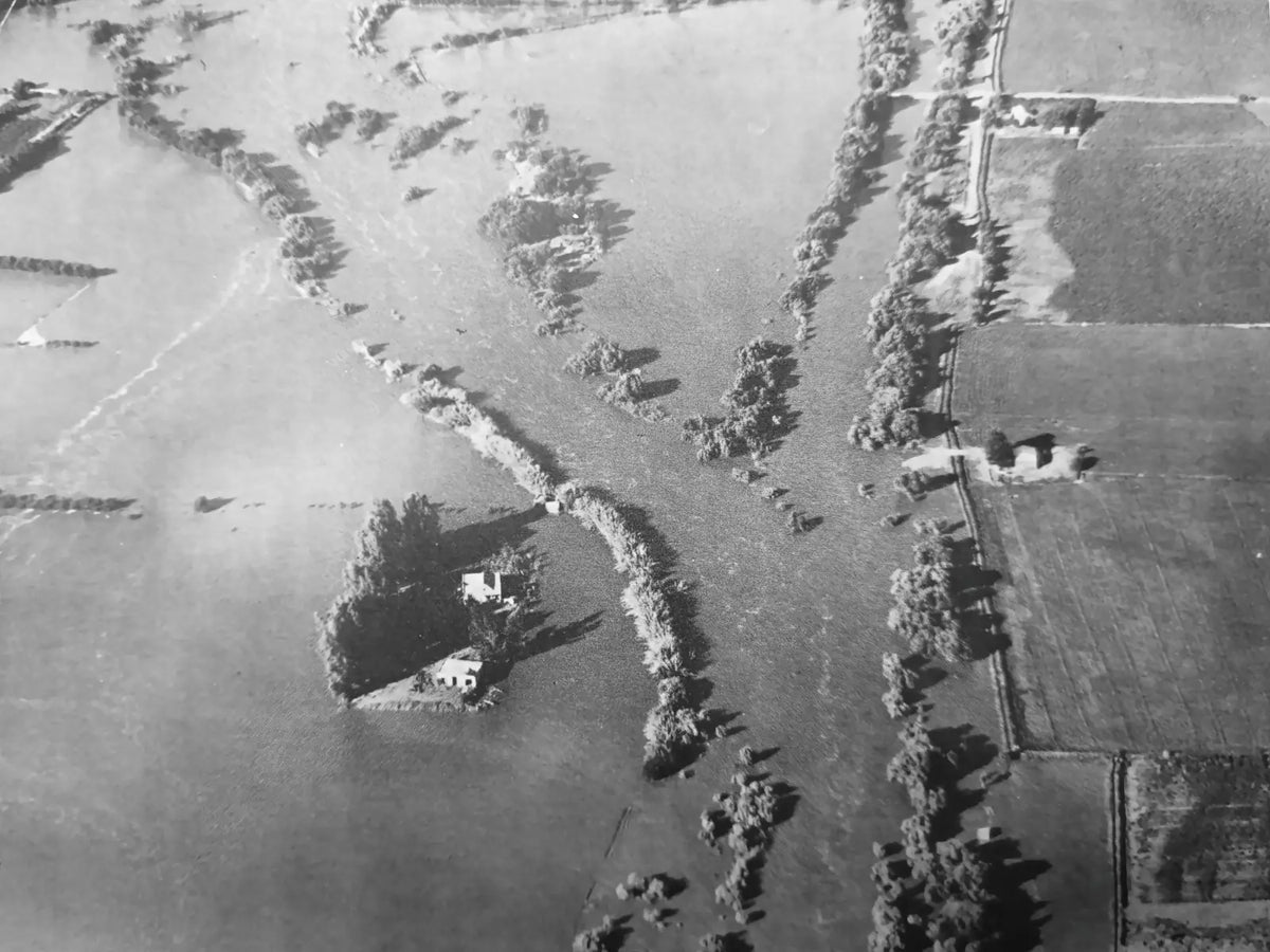 Kanoneiland bridge flooded during 1988 flood